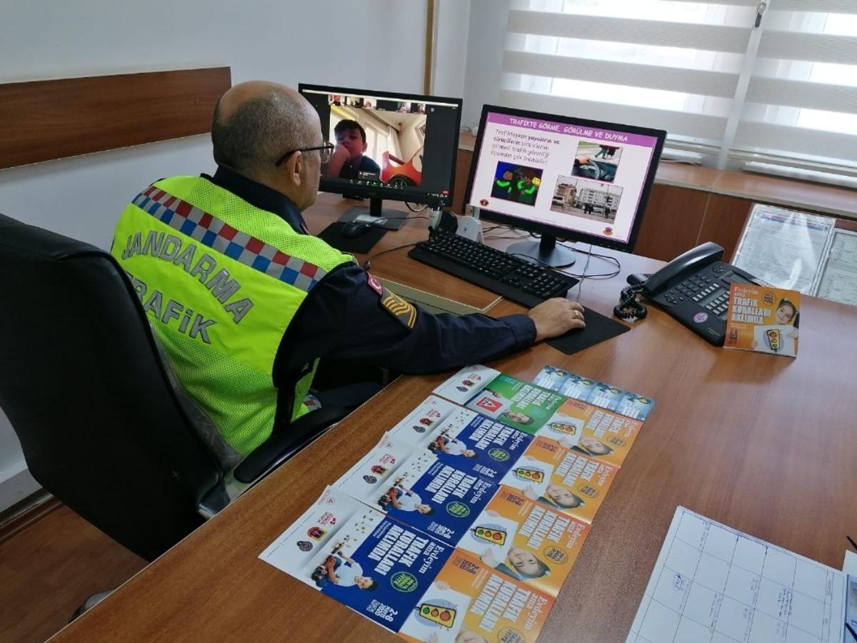 Jandarma uzaktan eğitimle &ouml;ğrencilere trafik g&uuml;venliğini anlatıyor