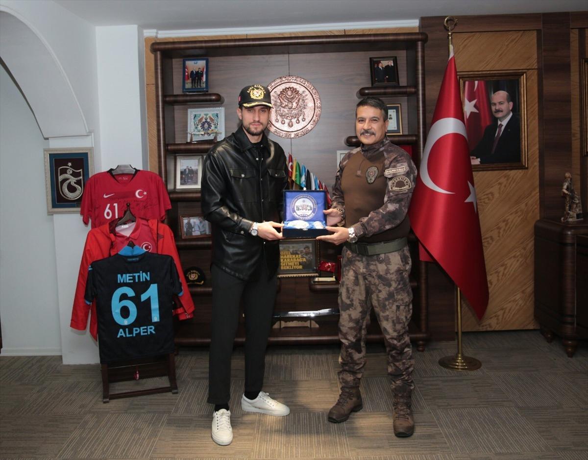 Milli futbolcu Yusuf Yazıcı'dan Trabzon İl Emniyet M&uuml;d&uuml;rl&uuml;ğ&uuml;ne ziyaret