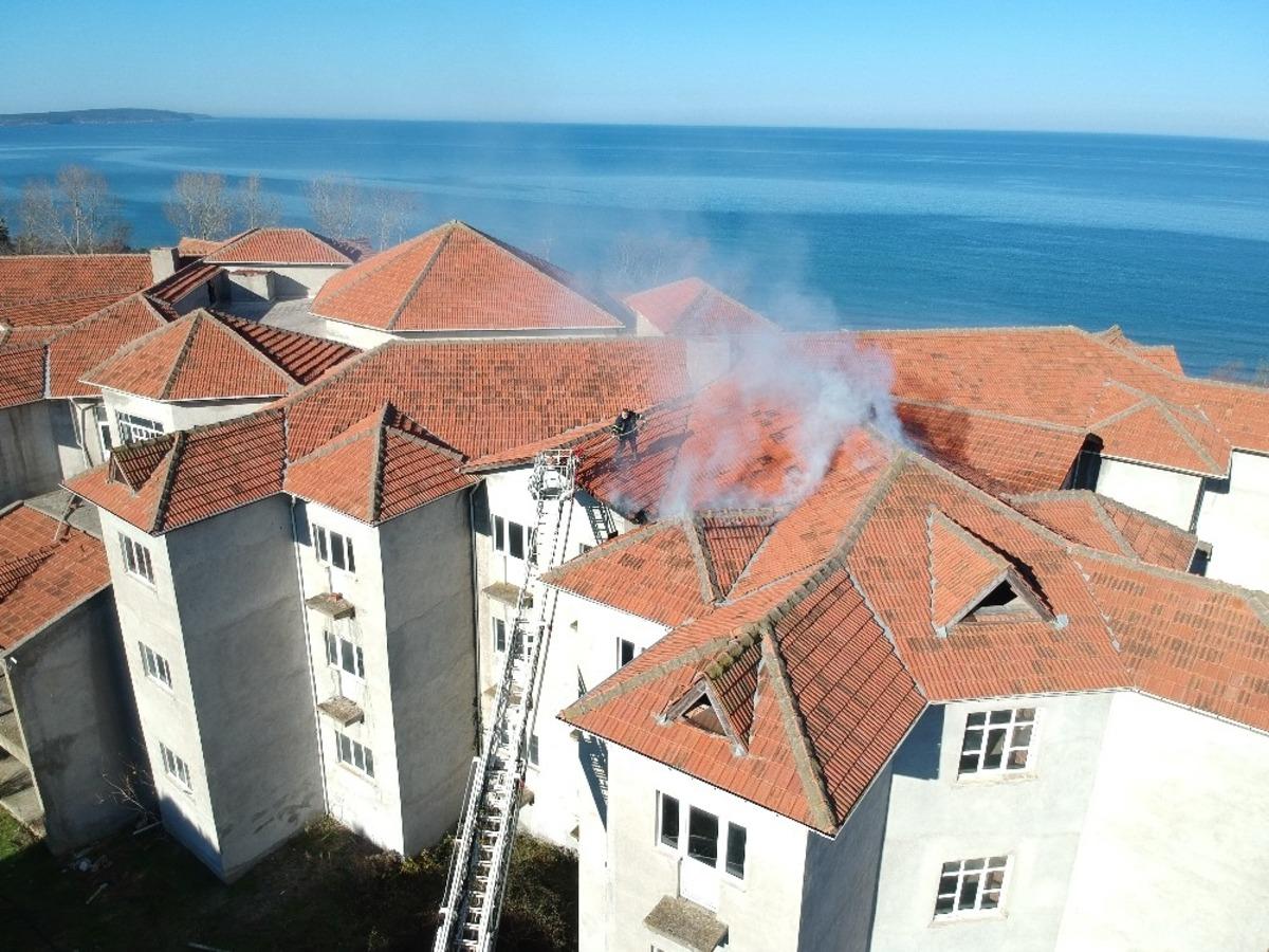 Dikenleri yakmak isterken oteli yaktı