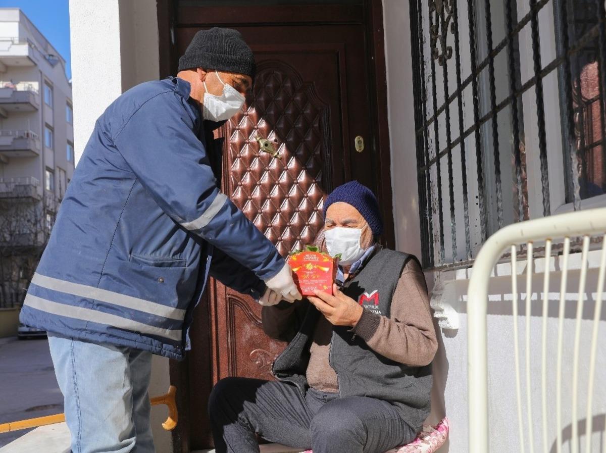 Yaşlılar &ccedil;i&ccedil;eklerle sevindirildi