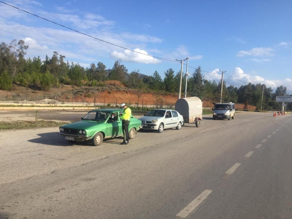 Fethiye&rsquo;de polis ekipleri yılbaşı &ouml;ncesinde il&ccedil;e girişinde uygulama yaptı