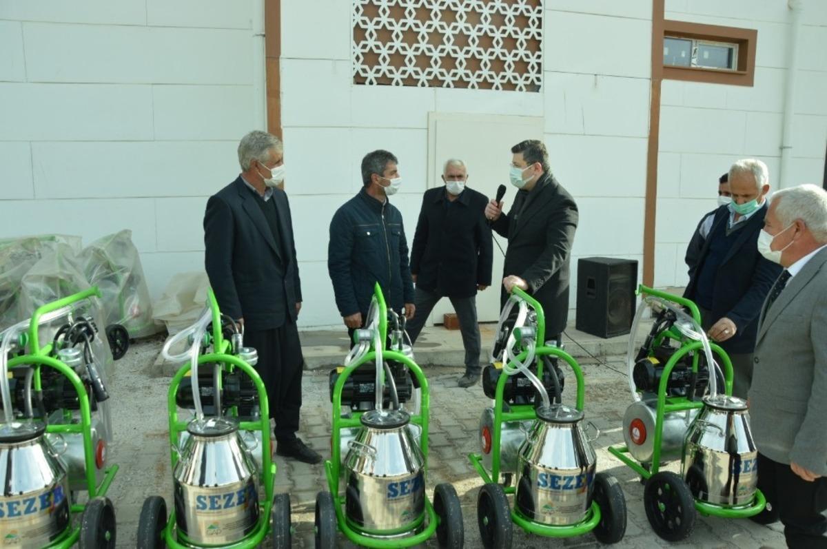 &Ccedil;elikhan&rsquo;da yetiştiricilere s&uuml;t sağım makinesi