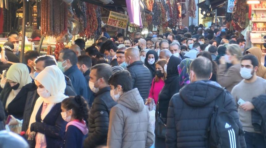 Kısıtlama &ouml;ncesi izdiham! Emin&ouml;n&uuml;'nde akılalmaz yoğunluk