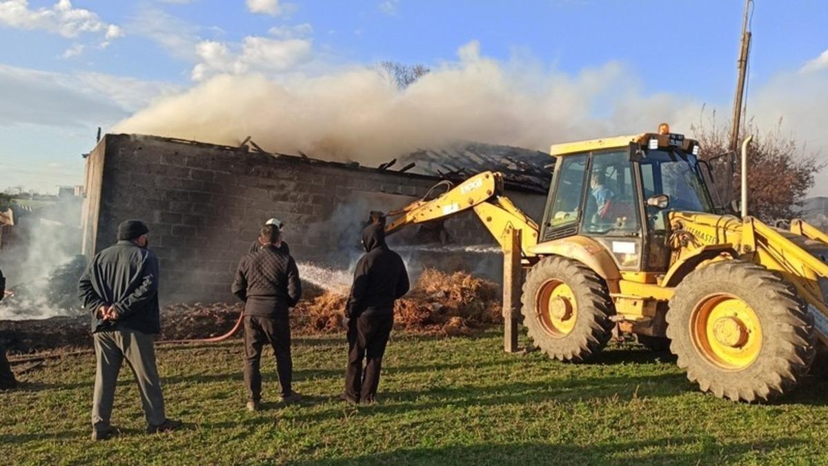 Mustafakemalpaşa&rsquo;da muhtara ait samanlıkta yangın