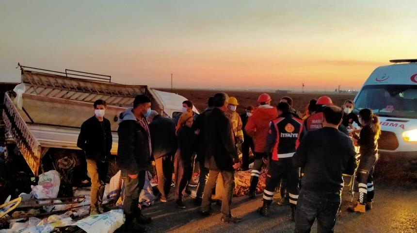 Mardin'de tarım iş&ccedil;ilerini taşıyan kamyonet devrildi: 22 yaralı