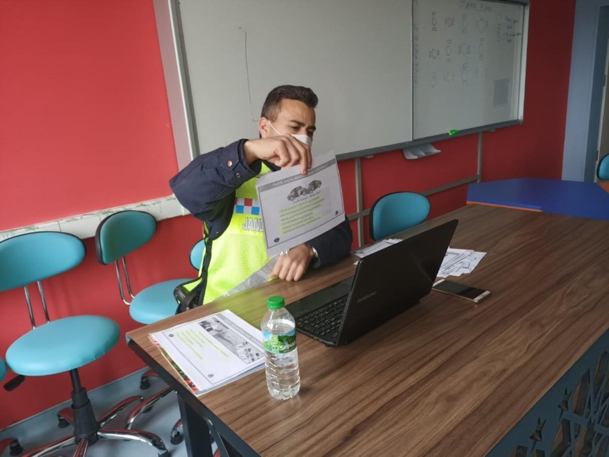 Jandarmadan &ouml;ğrencilere online trafik eğitimi