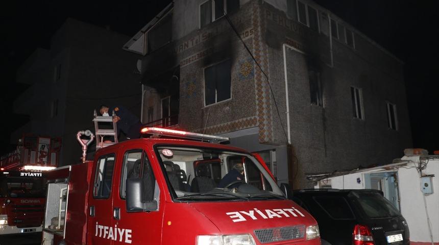 Yangın çıkan evde mahsur kalan anne ve kızını itfaiye ekipleri kurtardı