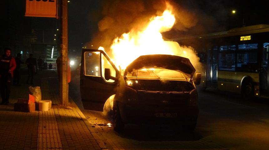 Bursa'da seyir halindeki araç alev topuna döndü