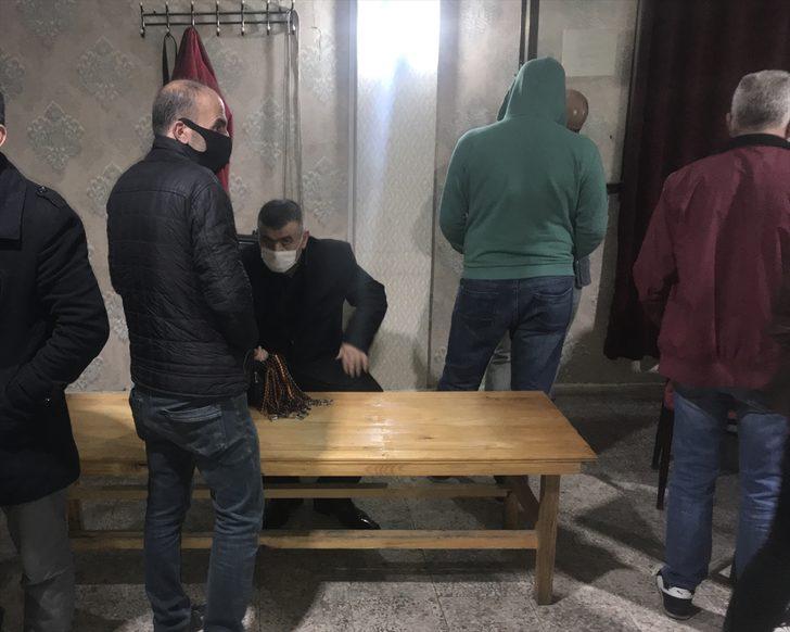 Adana'da kafeteryalarda kumar oynayan 70 kişiye para cezası G1