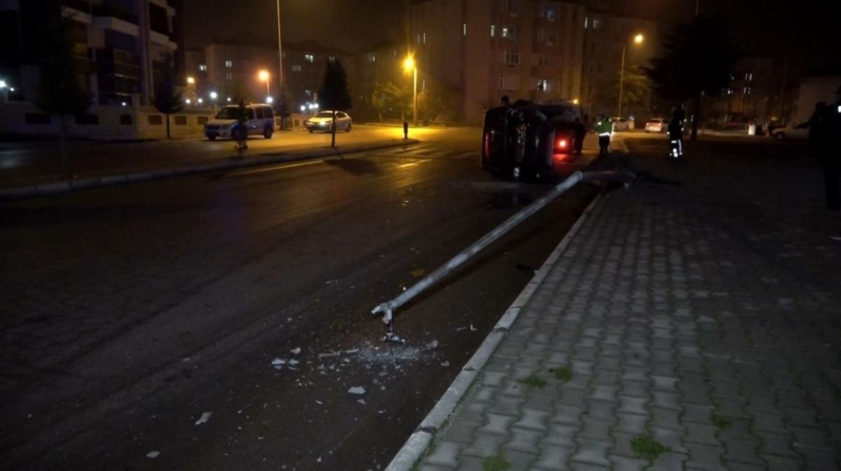 Elektrik direğine &ccedil;arpan minib&uuml;s yan yattı: 1 yaralı