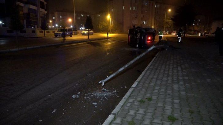 Elektrik direğine çarpan minibüs yan yattı: 1 yaralı G1