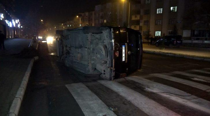 Elektrik direğine çarpan minibüs yan yattı: 1 yaralı G2
