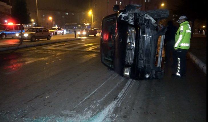 Elektrik direğine çarpan minibüs yan yattı: 1 yaralı G3