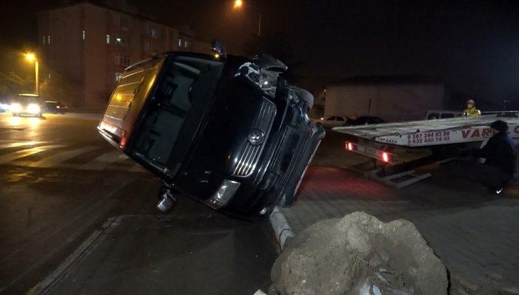 Elektrik direğine çarpan minibüs yan yattı: 1 yaralı G4