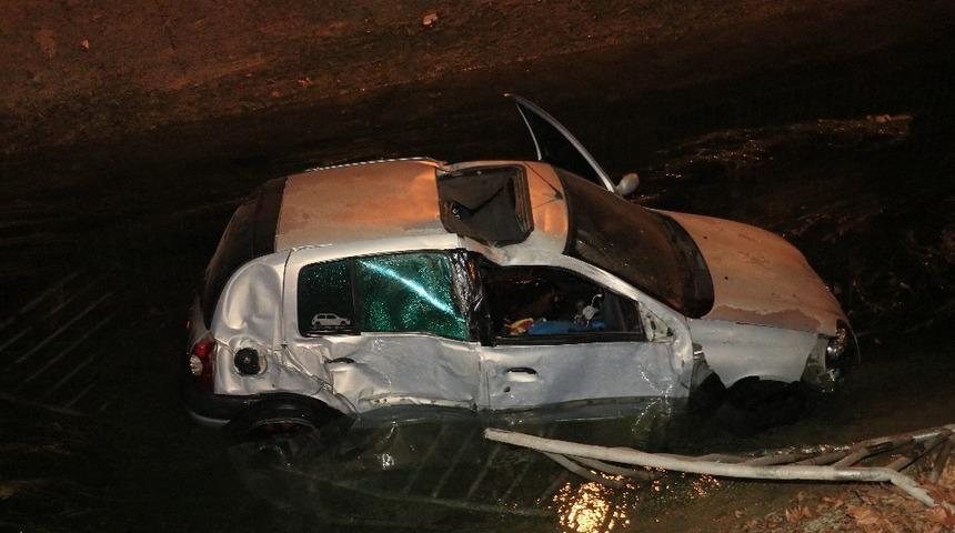 Adana'da otomobil sulama kanalına düştü: 2 yaralı