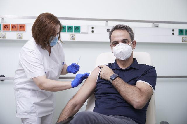 Yunanistan’da Başbakan Miçotakis’in koronavirüs aşısı olurken çekilen fotoğrafına tepki