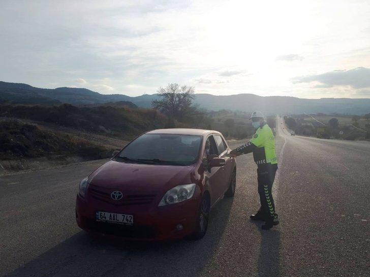 Selendi’de trafik polisinden sürücülere lokum ikramı G1