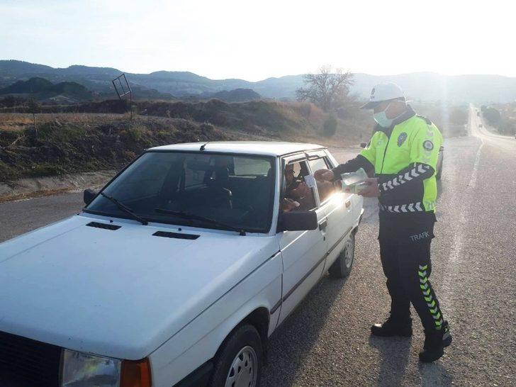 Selendi’de trafik polisinden sürücülere lokum ikramı G2