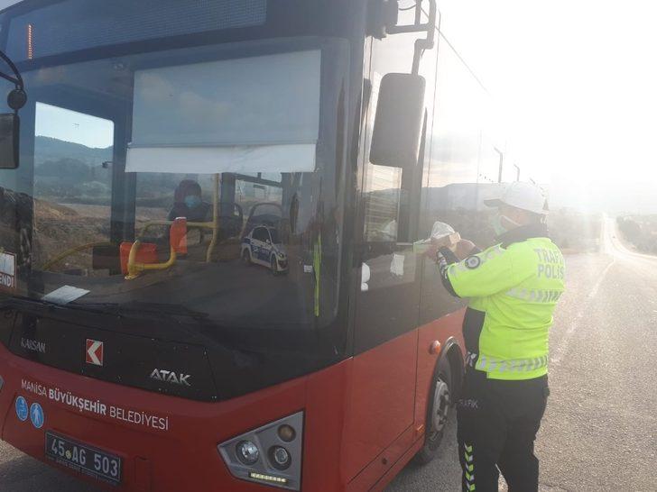 Selendi’de trafik polisinden sürücülere lokum ikramı G3