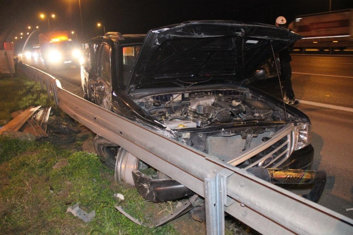 Kocaeli TEM Otoyolu&rsquo;nda kamyon ve hafif ticari ara&ccedil; &ccedil;arpıştı: 1 yaralı