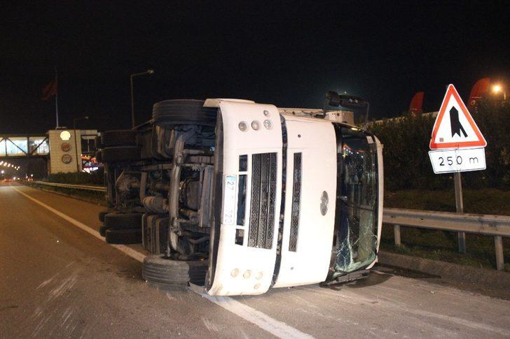 Kocaeli TEM Otoyolu’nda kamyon ve hafif ticari araç çarpıştı: 1 yaralı G4