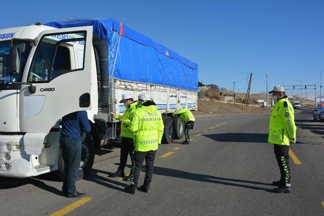 Tercan’da ’zorunlu kış lastiği denetimi’ yapıldı