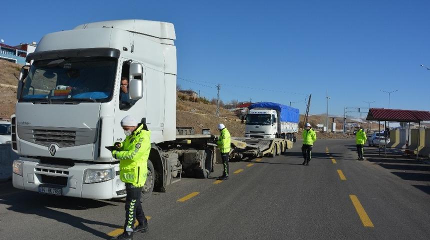 Tercan&rsquo;da &rsquo;zorunlu kış lastiği denetimi&rsquo; yapıldı