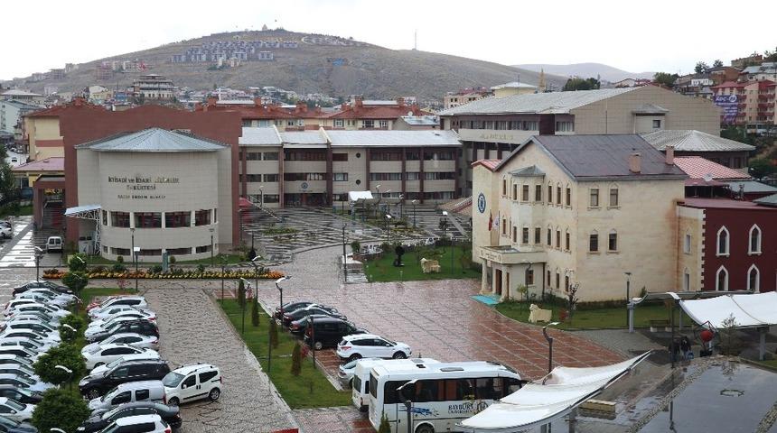 Anne &Uuml;niversitesi &uuml;&ccedil;&uuml;nc&uuml; mezunlarını verdi