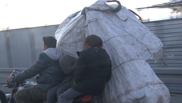 (Özel) Seyir halindeki motosiklette uyuyan çocuk şaşkınlık oluşturdu