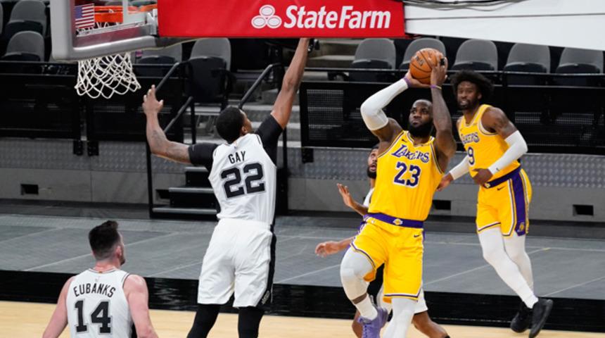 Lakers kazandı, Lebron tarihe geçti