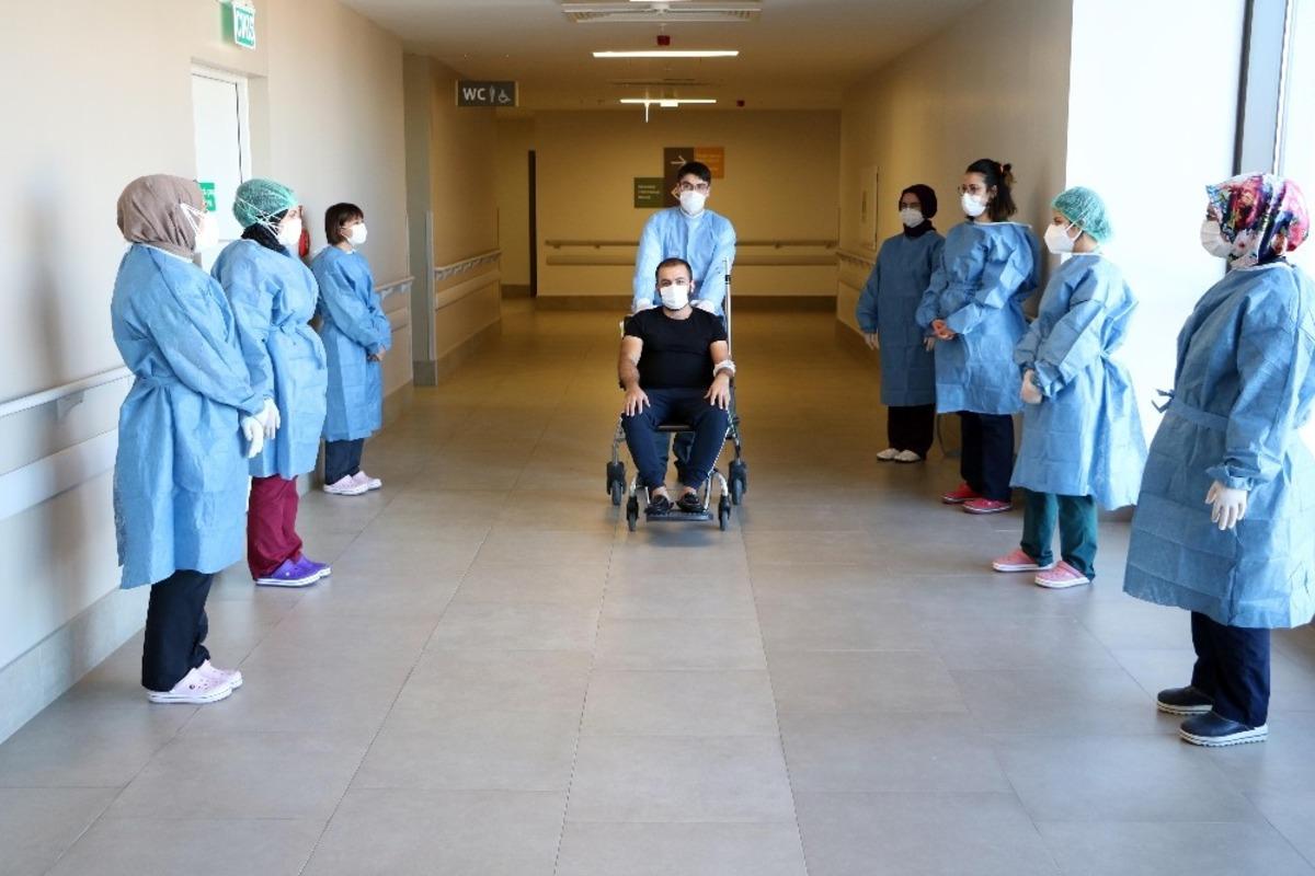 Korona vir&uuml;se yakalanan sağlık &ccedil;alışanı alkışlar eşliğinde taburcu oldu