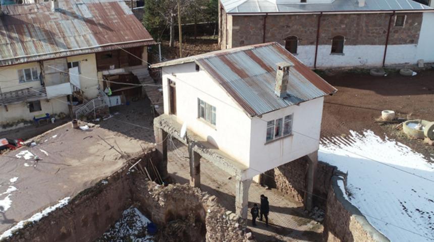 Sivas'ta fıkra gibi olay! Bu odanın altından yol geçiyor