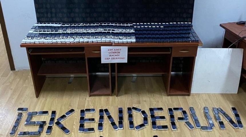 Hatay&rsquo;da 699 ka&ccedil;ak cep telefonu ele ge&ccedil;irildi