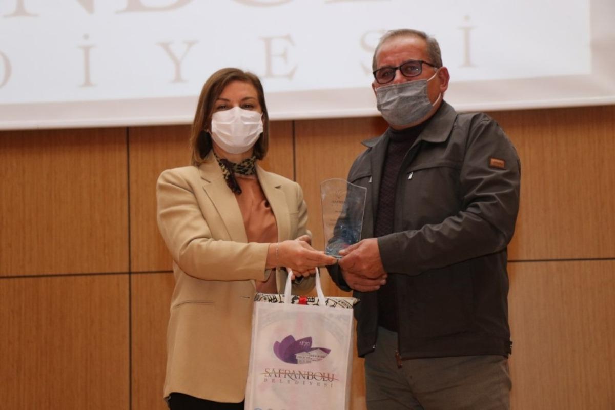 Başkan K&ouml;se emekli olan personellere plaket takdim etti