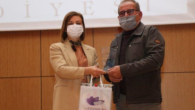 Başkan Köse emekli olan personellere plaket takdim etti