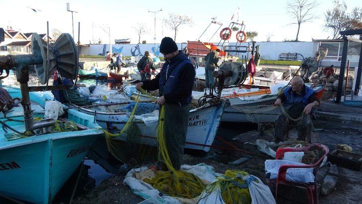 Hamsi Trabzon açıklarından kaçınca kıyı balıkçıların ağları boş kaldı G2