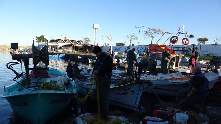 Hamsi Trabzon açıklarından kaçınca kıyı balıkçıların ağları boş kaldı G4