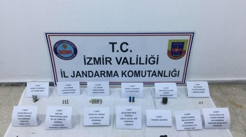 Ş&uuml;pheyle durdurulan şahsın &uuml;zerinden uyuşturucu, evinden de tabancalar &ccedil;ıktı