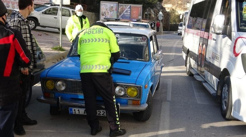 Bilecik’te yaya geçidinde karşıya geçen yayaya otomobil çarptı