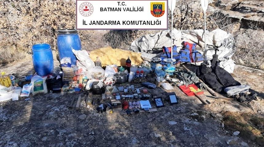 Batman’da araziye gizlenmiş vaziyette patlayıcı ve kol saati ile hazırlanmış anahtar düzeneği ele geçirildi