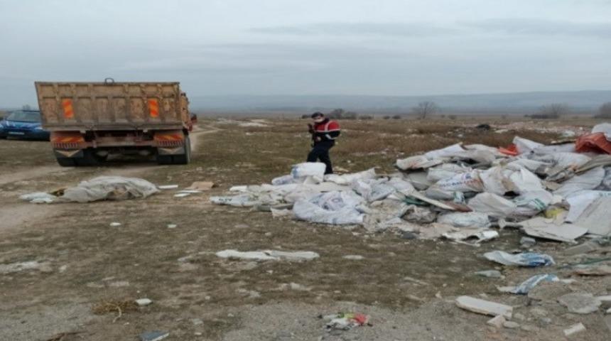 Araziye inşaat artığı molozları d&ouml;kerken jandarma yakaladı