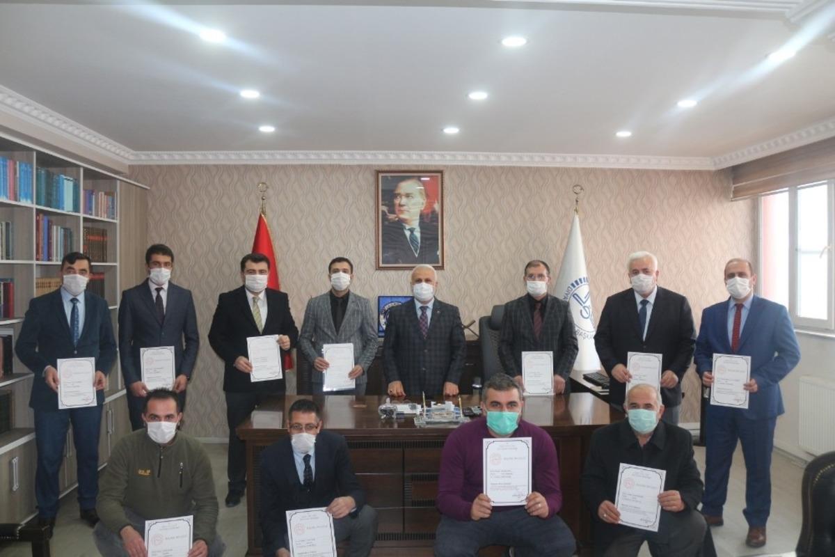 Ağrı İl M&uuml;ft&uuml;l&uuml;ğ&uuml; personellerine salgınla m&uuml;cadelelerinden dolayı başarı belgesi verildi