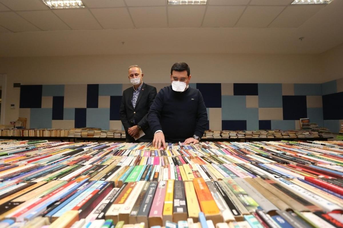 Kepez&rsquo;in Cemil Meri&ccedil; Kitaplığı&rsquo;na kitap yağıyor