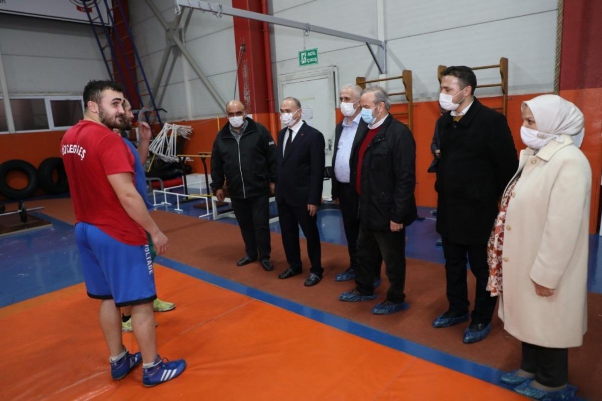 Başkan &Ouml;zl&uuml;, g&uuml;reş&ccedil;ilerle bir araya geldi