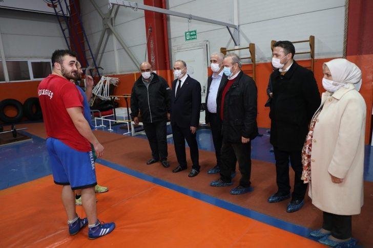 Başkan Özlü, güreşçilerle bir araya geldi G1