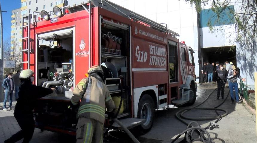 Büyükçekmece'de 8 katlı iş yerinde korkutan yangın