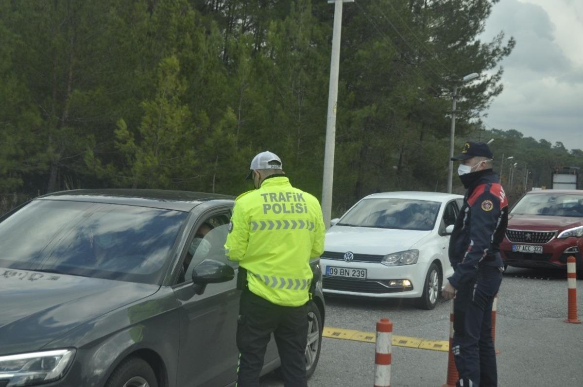 Marmaris&rsquo;te yeni yıl &ouml;ncesi trafik yoğunluğu yaşanıyor