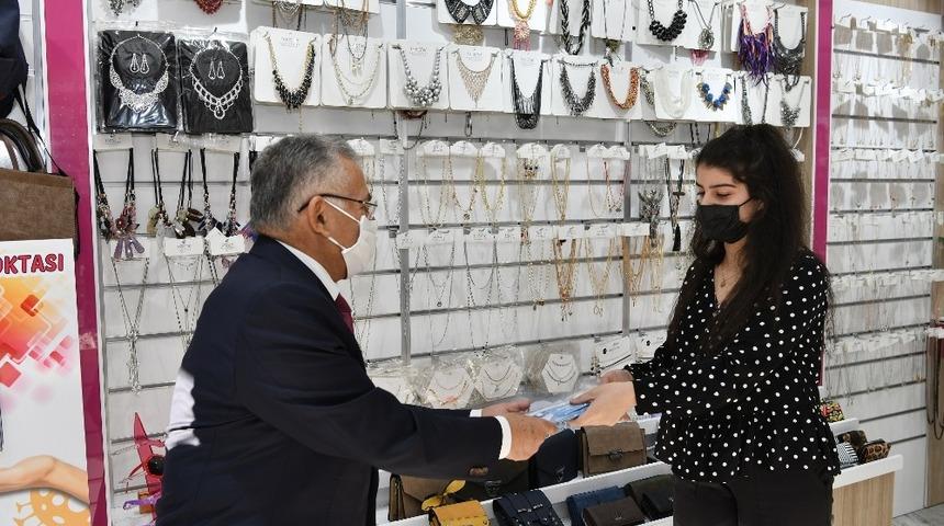 B&uuml;y&uuml;kşehir, yılın son g&uuml;n&uuml;nde 15 bin adet maske dağıttı