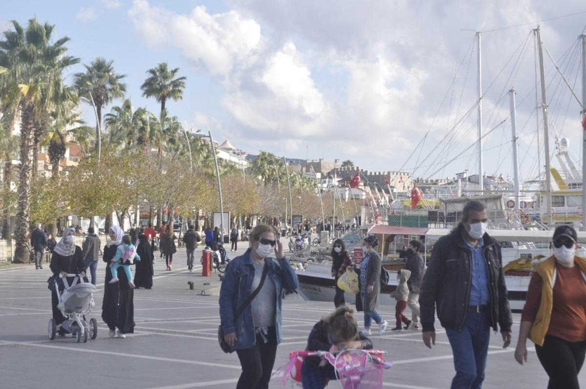 2020&rsquo;nin son g&uuml;n&uuml;nde Marmarisliler g&uuml;zel havanın keyfini s&uuml;rd&uuml;