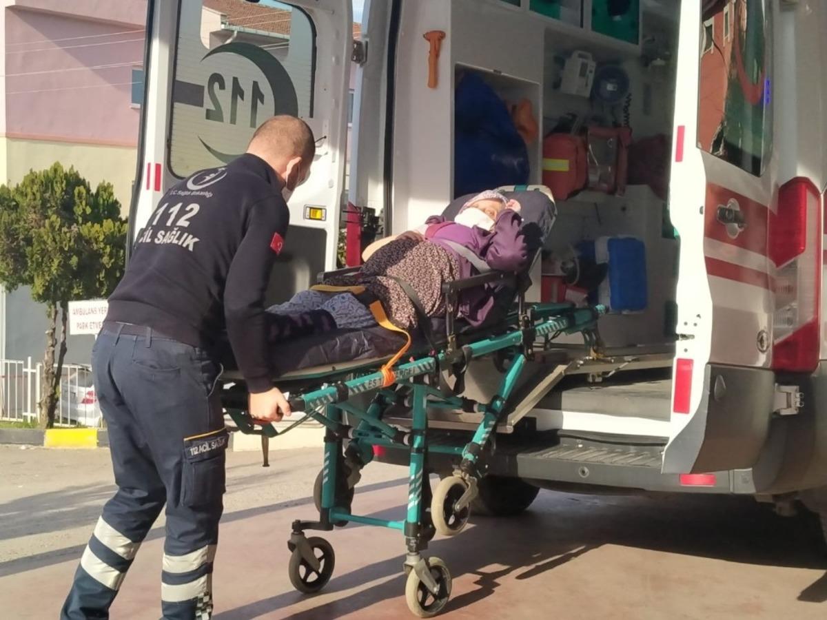 Kocaeli&rsquo;de otomobilin &ccedil;arptığı yaşlı kadın yaralandı